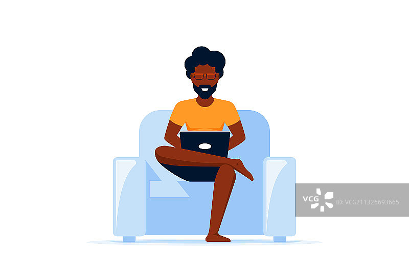 坐在椅子上工作的年轻黑人男子图片素材