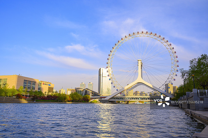 天津之眼，当到达摩天轮最高点时，彷佛世界只剩下你和他/她图片素材