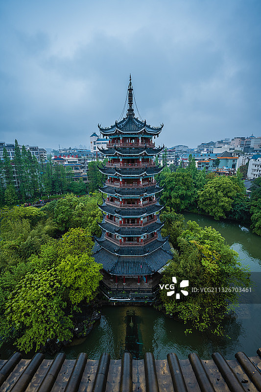 广西桂林日月双塔之月塔。图片素材