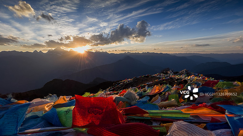 大凉山木里藏族自治县玛娜查金观景台远眺稻城亚丁图片素材
