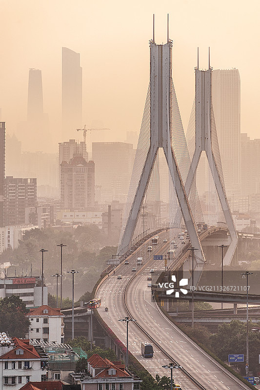 广州荔湾鹤洞大桥和城市天际线日出风光图片素材