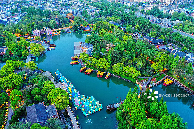 中国秦淮灯会，南京白鹭洲公园的风光图片素材