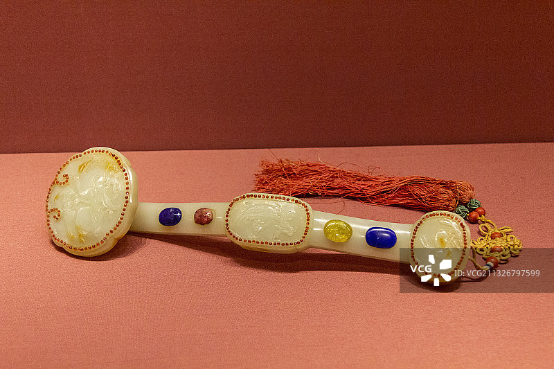 北京故宫馆藏文物：白玉嵌彩石三多纹如意（清）图片素材