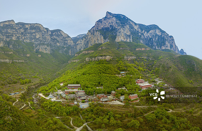 河南省焦作市修武县云台山景区万善寺春天航拍视角图片素材