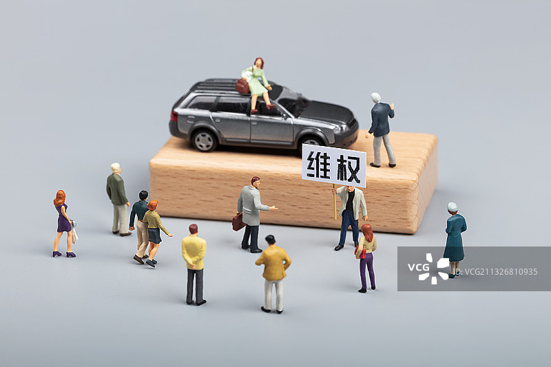 汽车维权坐在车展汽车的女性消费者图片素材