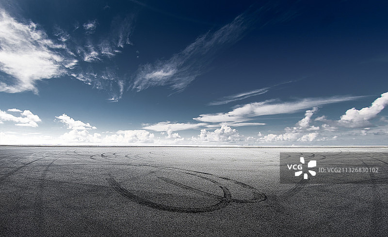 路，地面，柏油路，云，轮胎印，背景图片素材