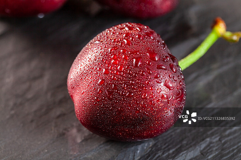 摆放在黑色岩板上的智利车厘子图片素材