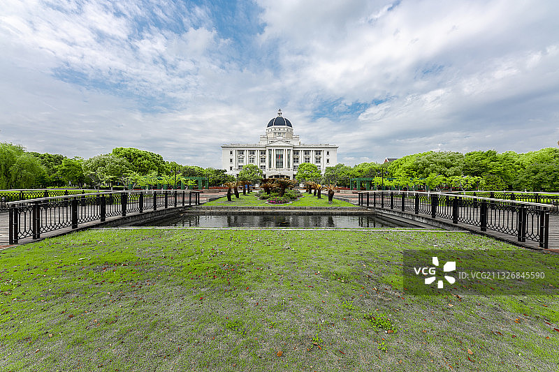 上海外国语大学松江校区小白宫图书馆主楼正面对称拍摄图片素材
