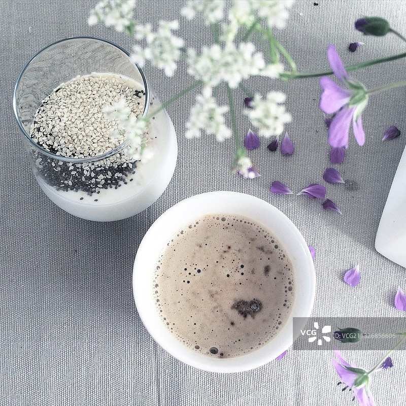 挪威卑尔根，桌子上鲜花旁的咖啡杯高角度视图图片素材