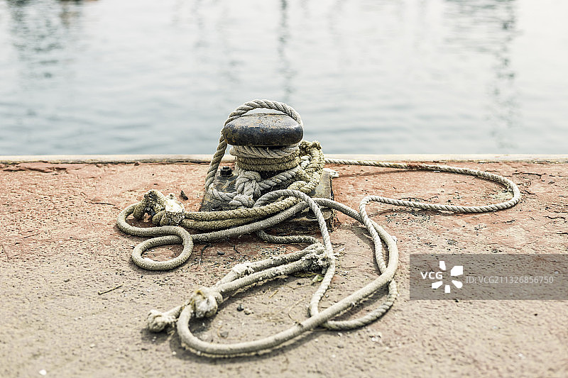 西班牙港口系在系船柱上的绳索特写图片素材