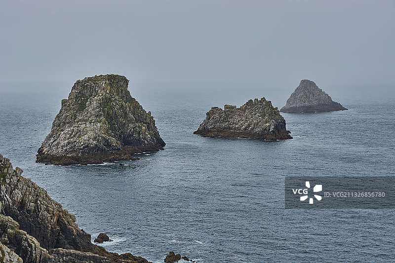 法国克罗宗天空下的海中岩石全景图片素材