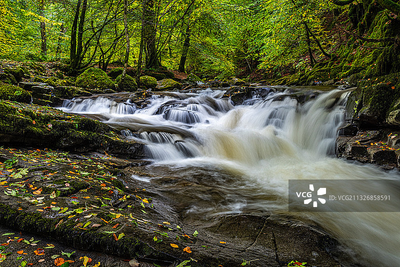 阿伯费尔迪森林瀑布风景，英国图片素材
