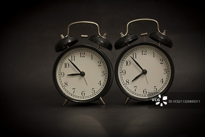 桌上的闹钟特写，波兰图片素材