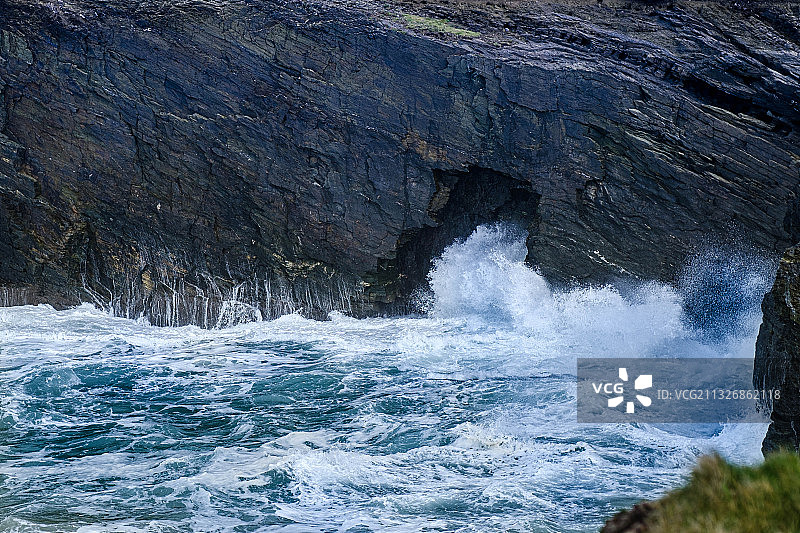 英国纽基海浪拍打岩石的高角度景观图片素材