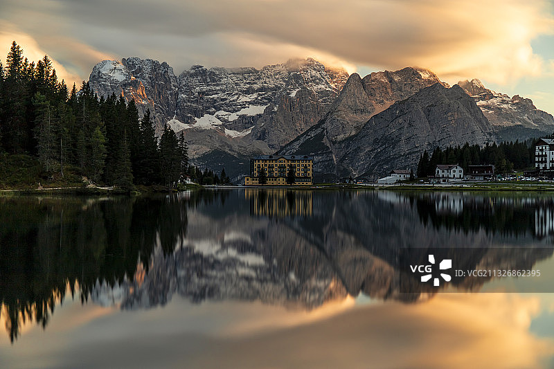 意大利贝卢诺米苏里纳湖日落雪山风光图片素材