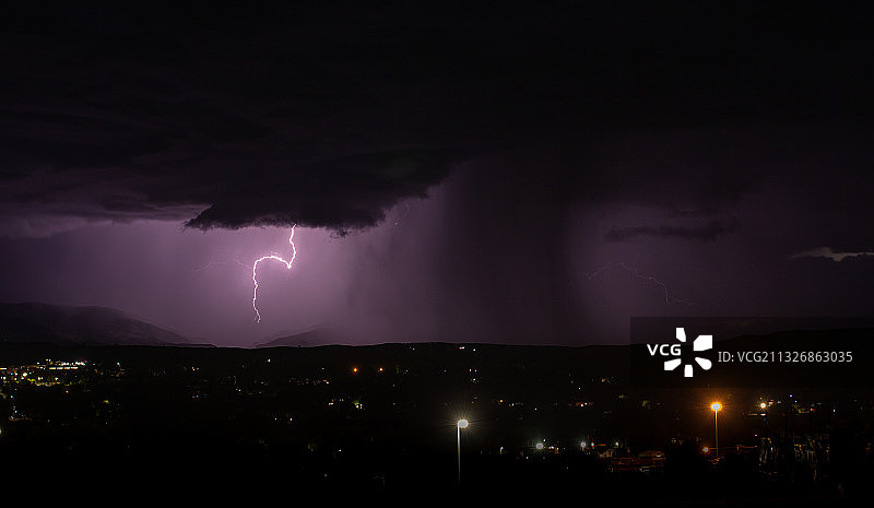美国怀俄明州谢里丹市夜间闪电景观全景照片图片素材