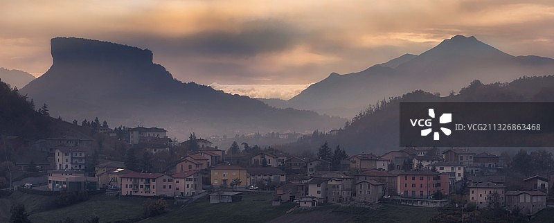 意大利：夕阳下的城镇景观全景图片素材