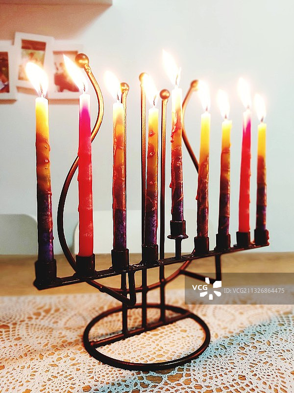 桌上点燃的蜡烛特写图片素材