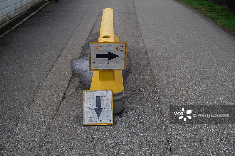 道路上黄色标志牌的高角度视图图片素材