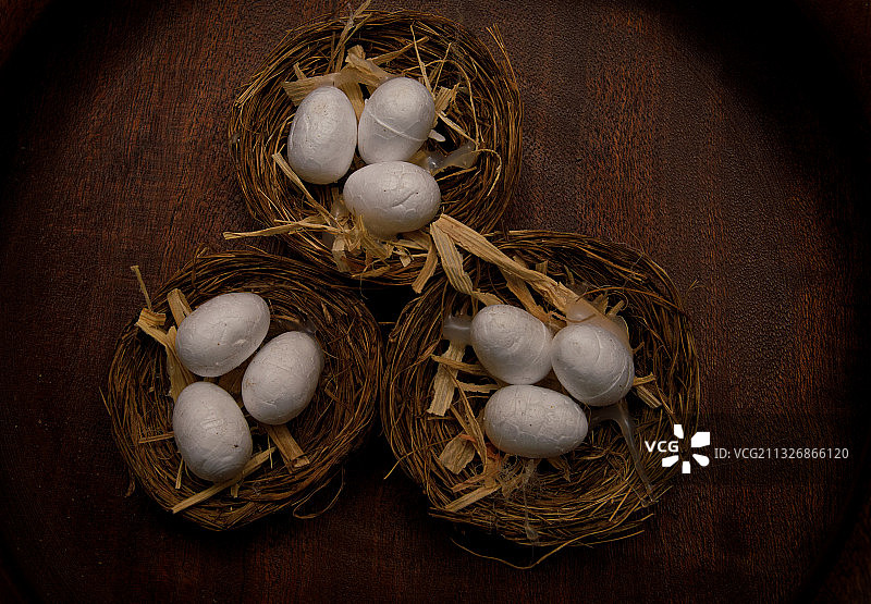 鸟巢中的鸡蛋俯视图图片素材