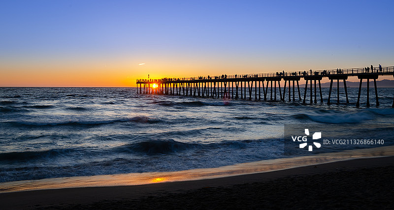 美国加利福尼亚州赫莫萨海滩日落时分的海景图片素材
