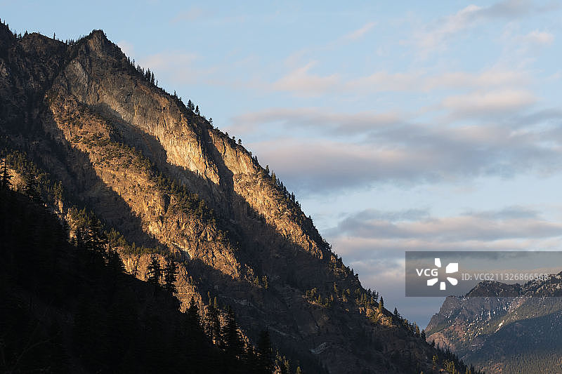 加拿大小利卢埃特蓝天下山脉的低角度景观图片素材