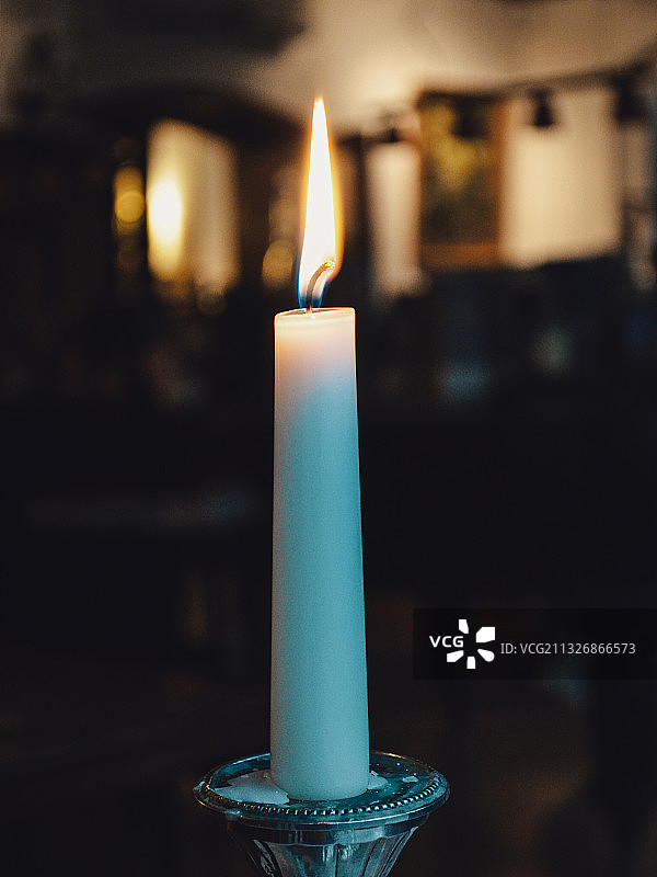 暗室中点燃的蜡烛的特写图片素材