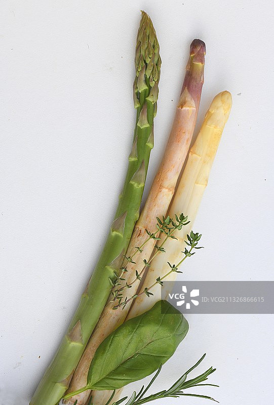 白色背景上的胡萝卜俯视图，法国巴黎图片素材