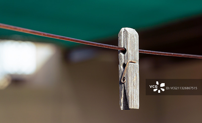 阿曼晾衣绳上的衣夹特写图片素材