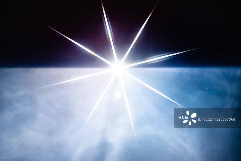 低角度的阳光透过云流图片素材