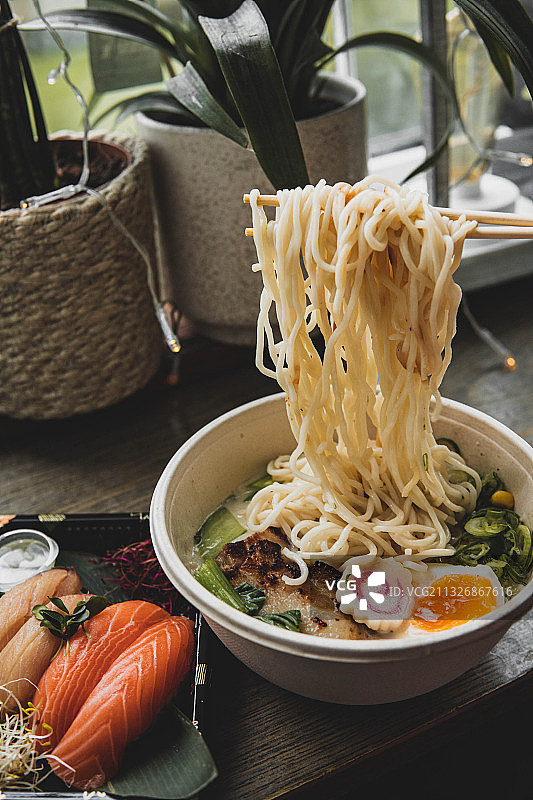 荷兰埃因霍温，桌子上碗中食物的俯视角度图片素材