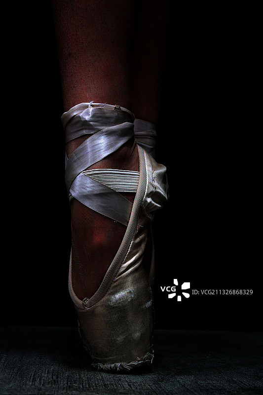 芭蕾舞演员在黑色背景下跳舞（局部）图片素材