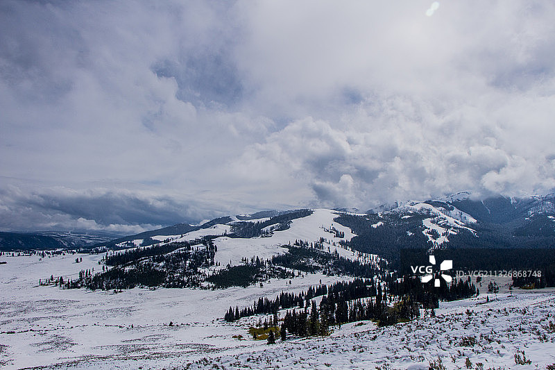 白雪覆盖的山脉映衬着天空的风景图片素材