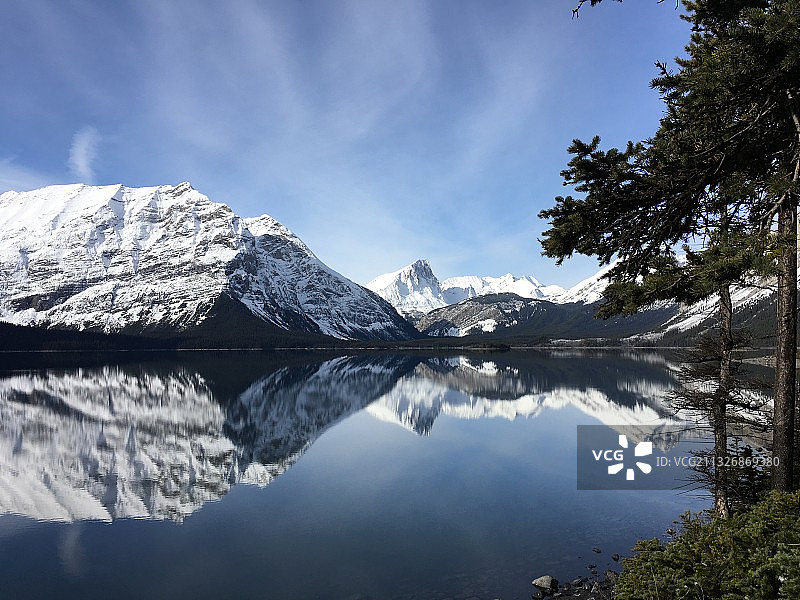 加拿大卡纳纳斯基斯湖的湖泊和雪山美景图片素材