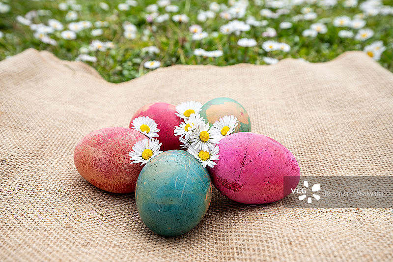 意大利粗麻布上的彩色复活节彩蛋特写图片素材