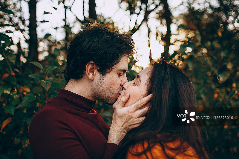 自然风光中亲吻的情侣图片素材