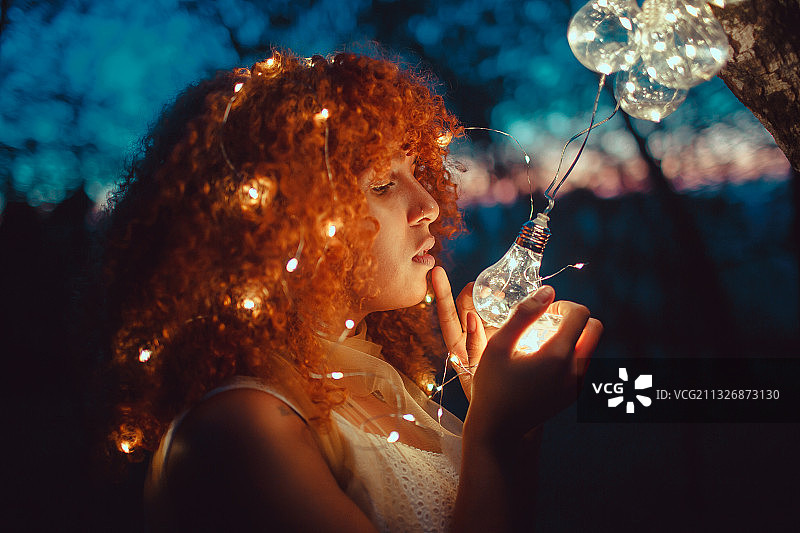 巴西年轻女人夜景与彩灯图片素材