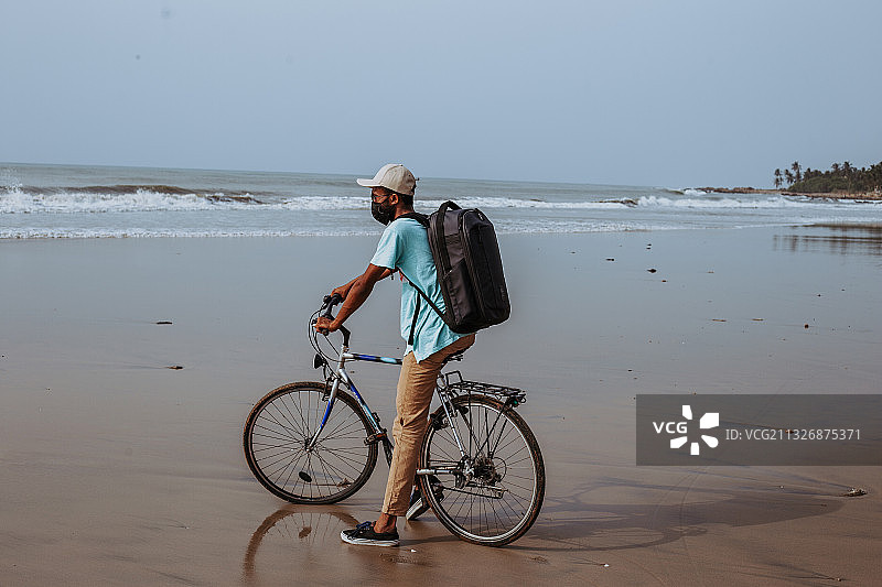 加纳阿克拉海滩骑行图片素材