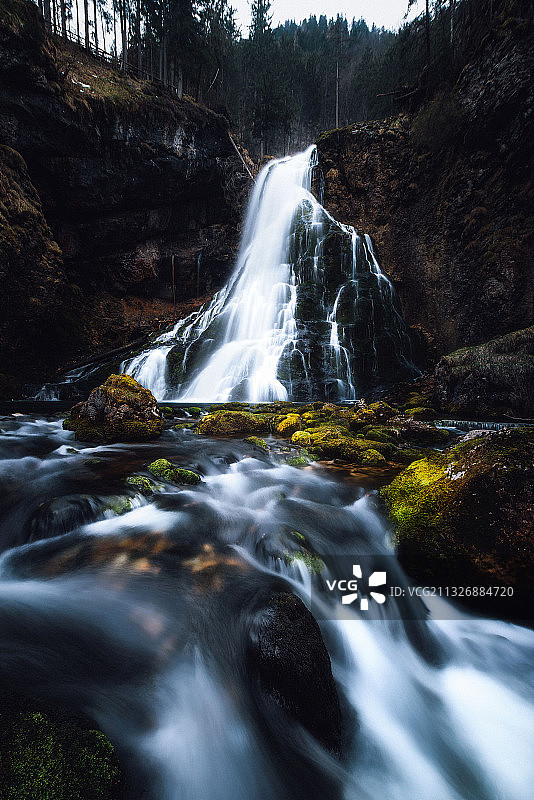 森林瀑布美景图片素材