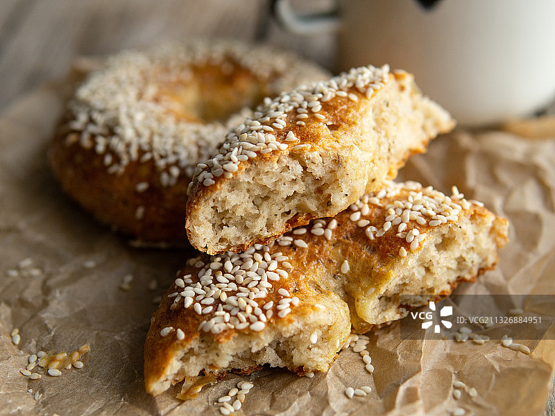 桌子上面包的特写图片素材