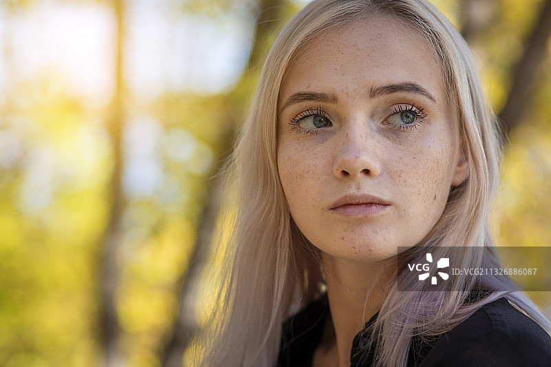 年轻女子在公园里的肖像图片素材