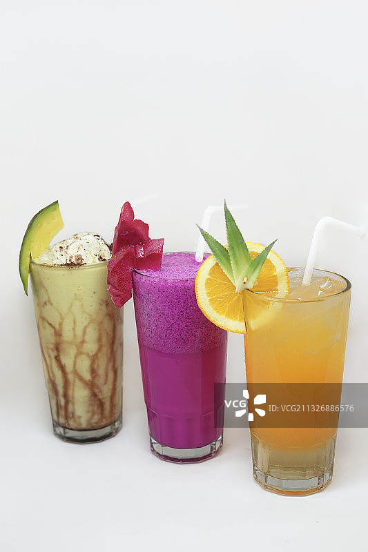 桌上饮料特写，白色背景图片素材