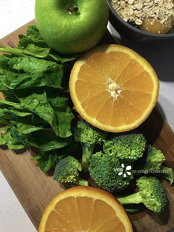 桌子上 Fruits and vegetables 的高角度视图图片素材