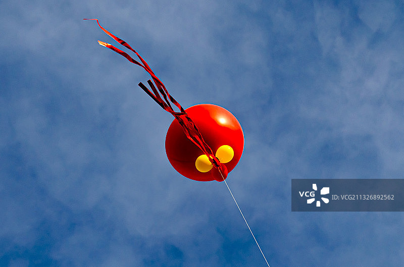 意大利都灵红色气球仰视图片素材