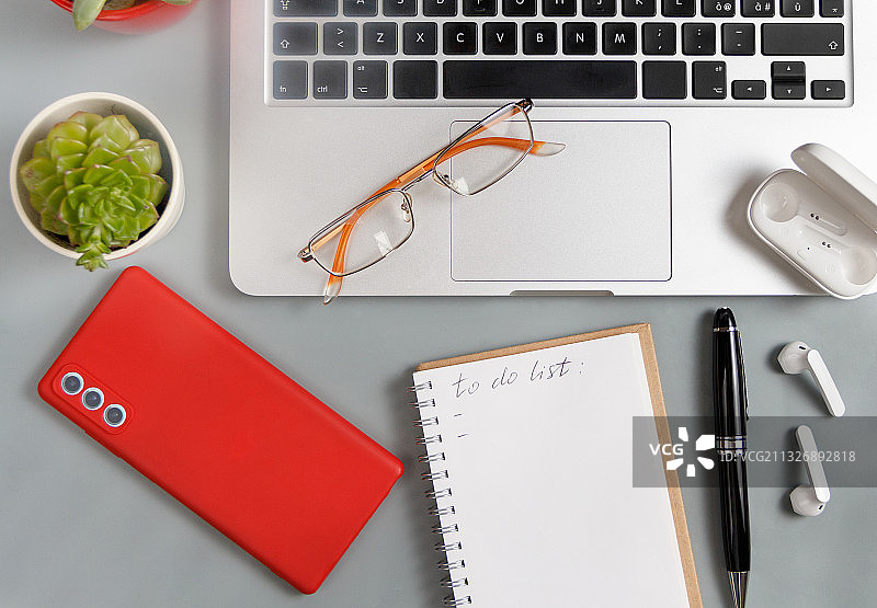 桌子上带有办公用品的笔记本电脑俯视图图片素材