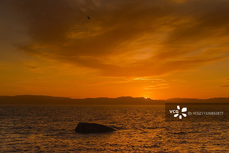 挪威桑德峡湾橙色天空下的海景图片素材