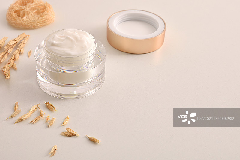 桌子上的美容产品高角度景观图片素材