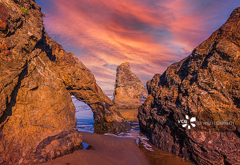 美国加利福尼亚州门多西诺县日落时分的岩层全景图片素材