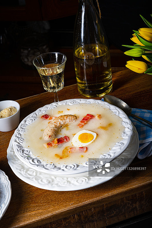 高角度的食物服务在桌子上图片素材