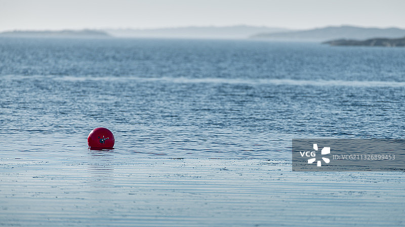 漂浮在海面上的浮标特写图片素材